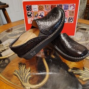 Alegria Womens Debra Leather Professional Nursing Clog - Black Embossed Rose
